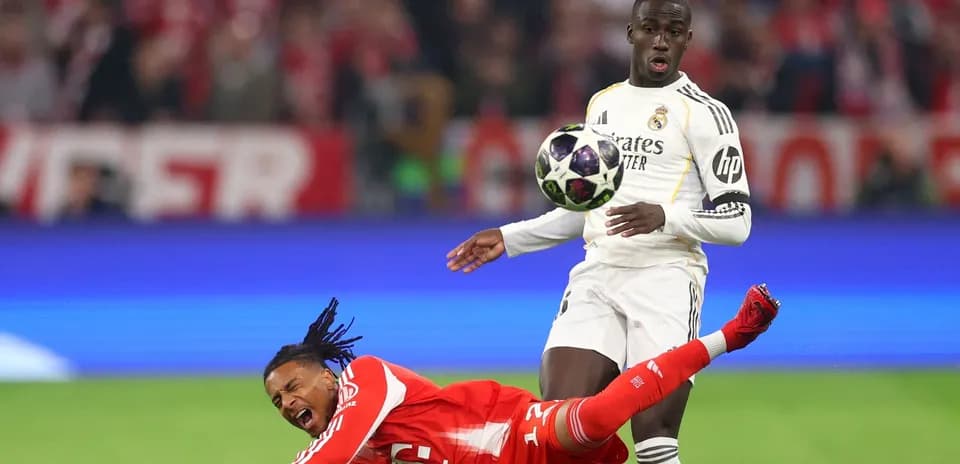 Jugador de Real Madrid controlando el balón en el suelo