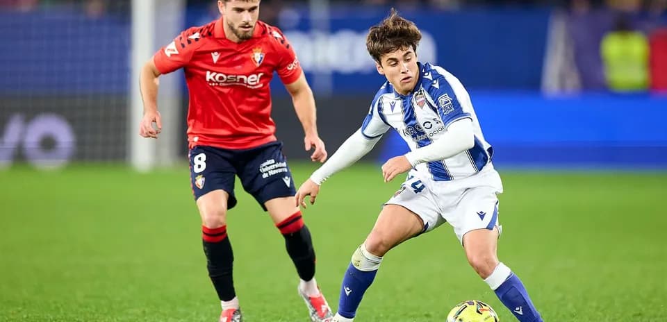 Jugadores de Levante y Osasuna en acción