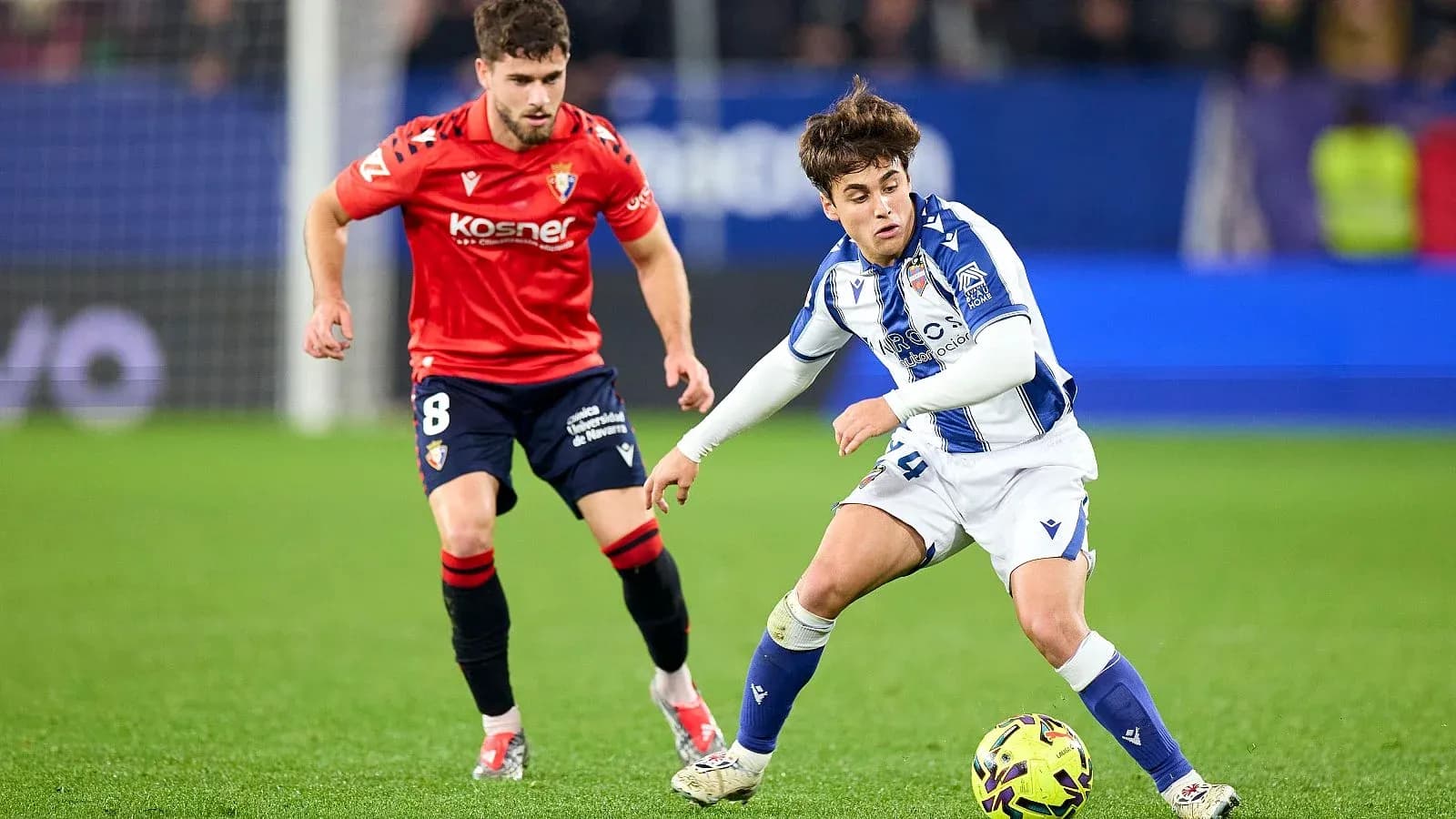 Jugadores de Levante y Osasuna en acción