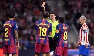 Árbitro mostrando tarjeta roja a jugadores del Barcelona