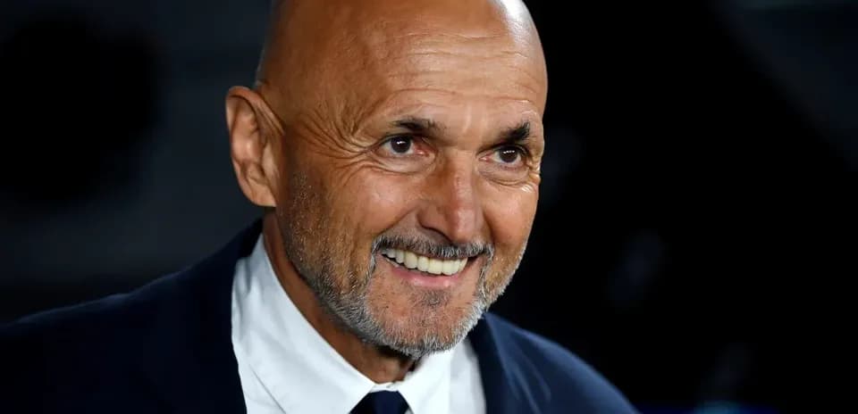Entrenador sonriendo en conferencia de prensa