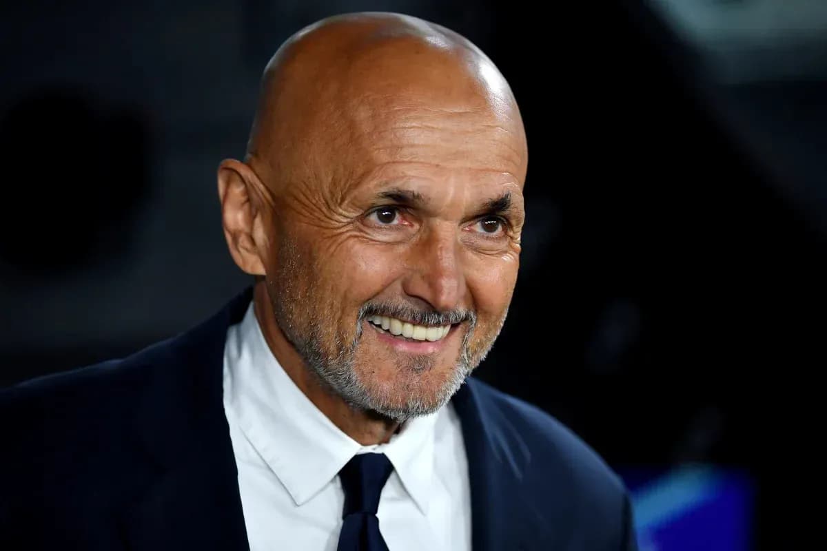 Entrenador sonriendo en conferencia de prensa
