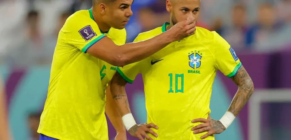 Casemiro y Neymar conversando en el campo
