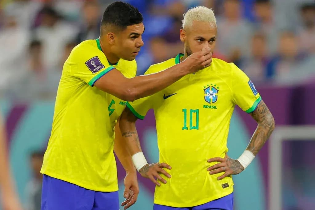 Casemiro y Neymar conversando en el campo