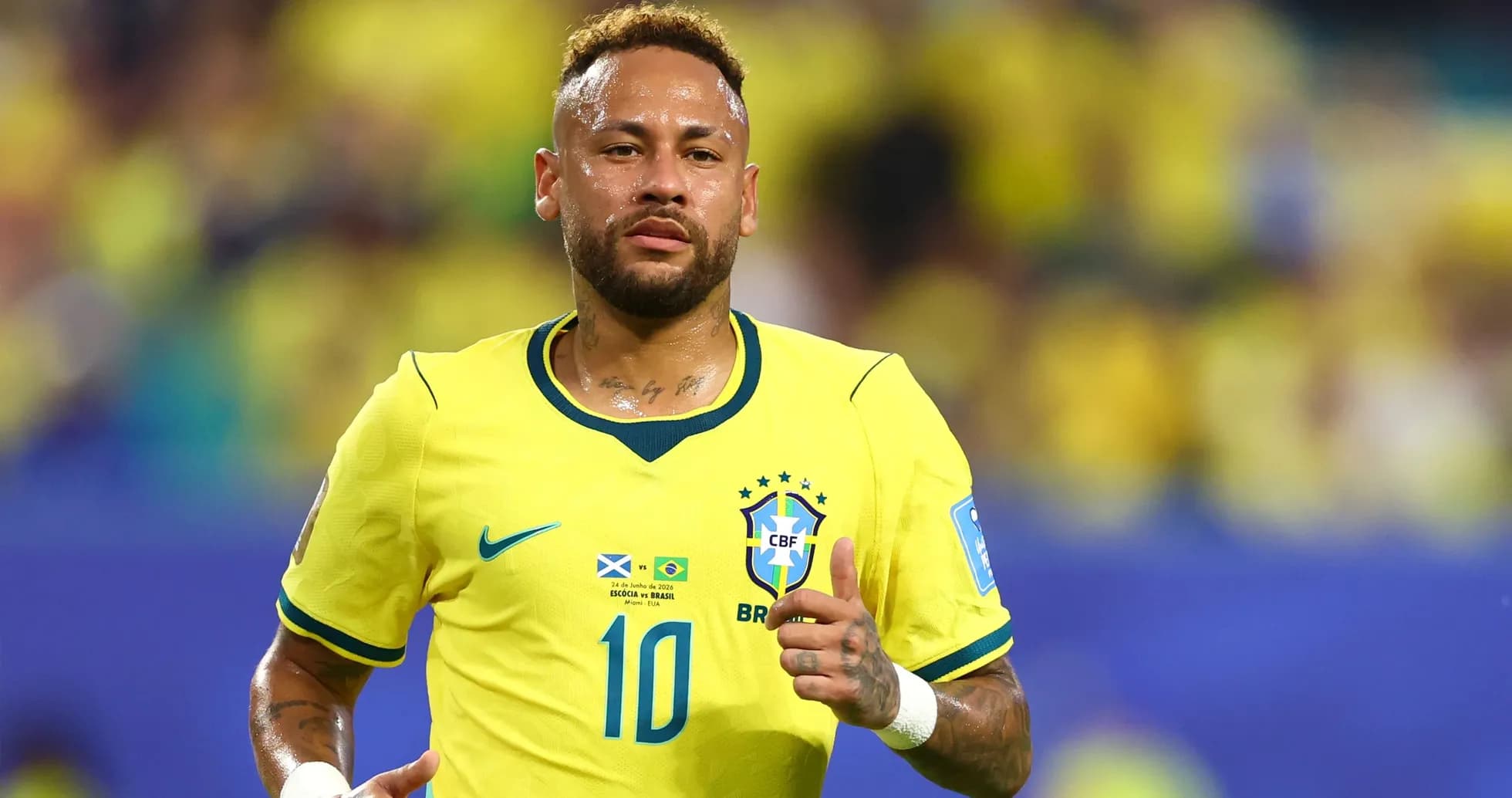 Neymar corriendo con la camiseta de Brasil en partido