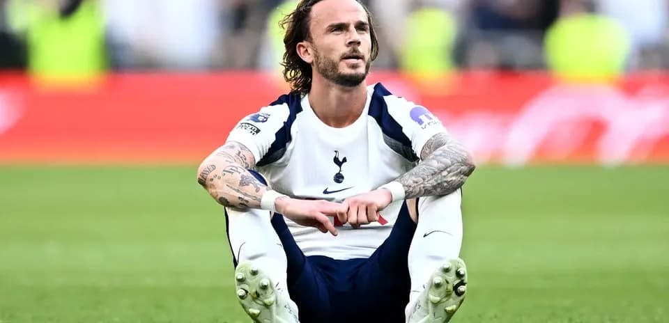 Jugador de Tottenham sentado en el campo después del partido