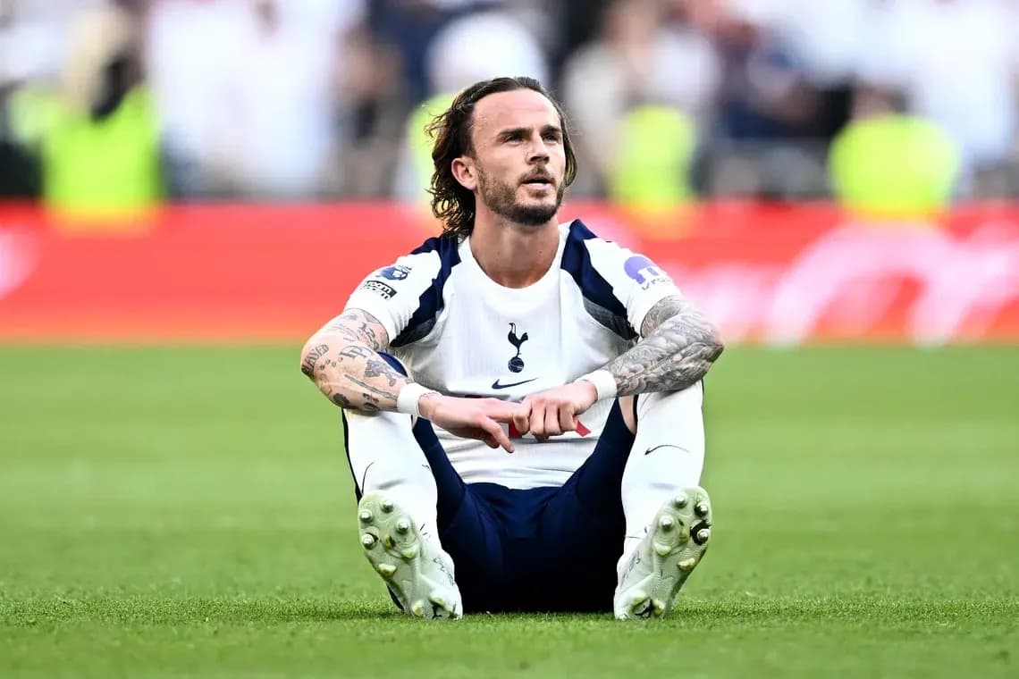 Jugador de Tottenham sentado en el campo después del partido