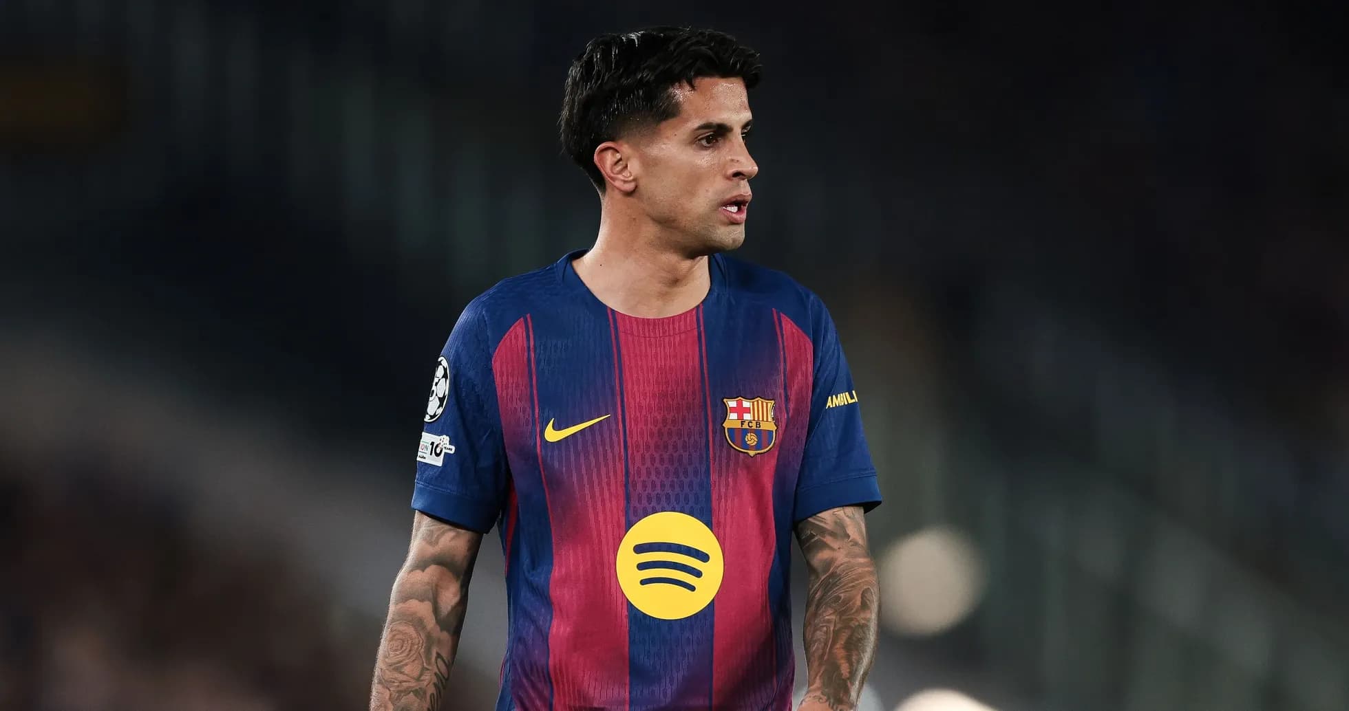Jugador de Barcelona en el campo durante el partido