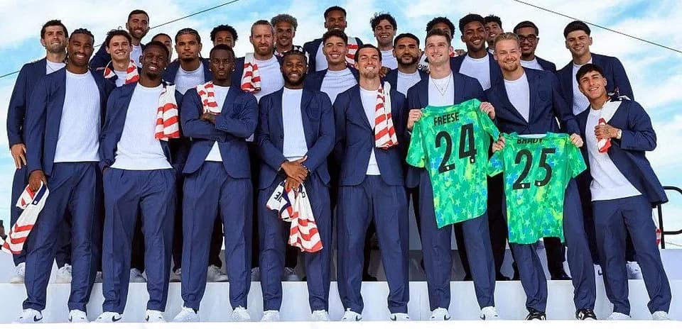 Equipo posando con camisetas en evento de presentación