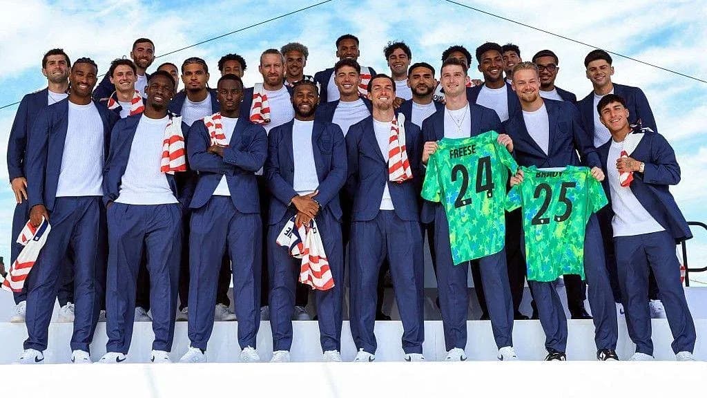 Equipo posando con camisetas en evento de presentación