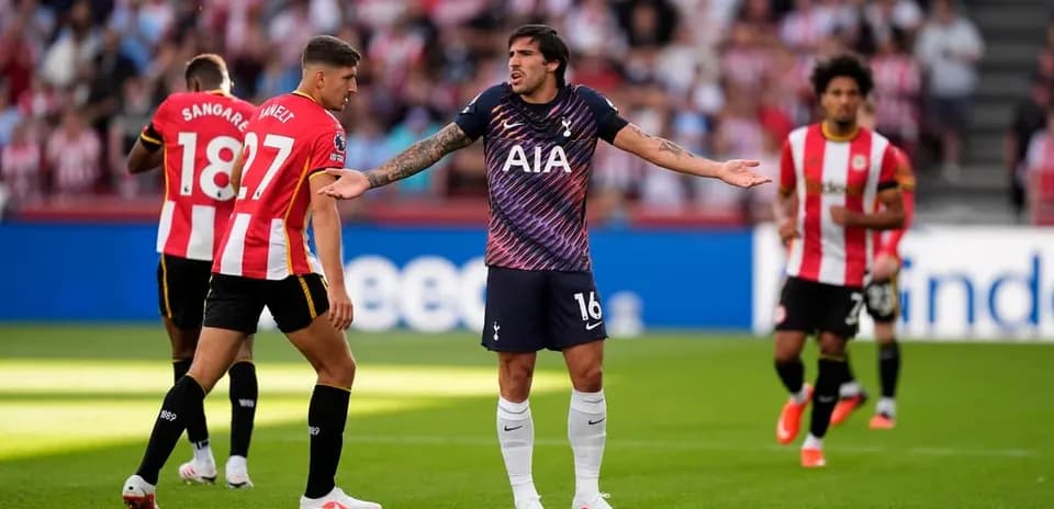 Jugadores de Tottenham y Brentford en acción durante el partido