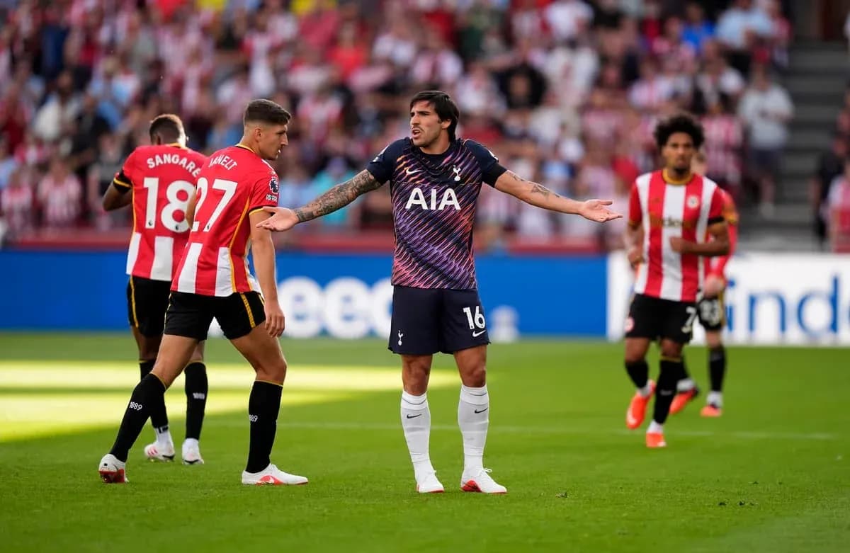 Jugadores de Tottenham y Brentford en acción durante el partido