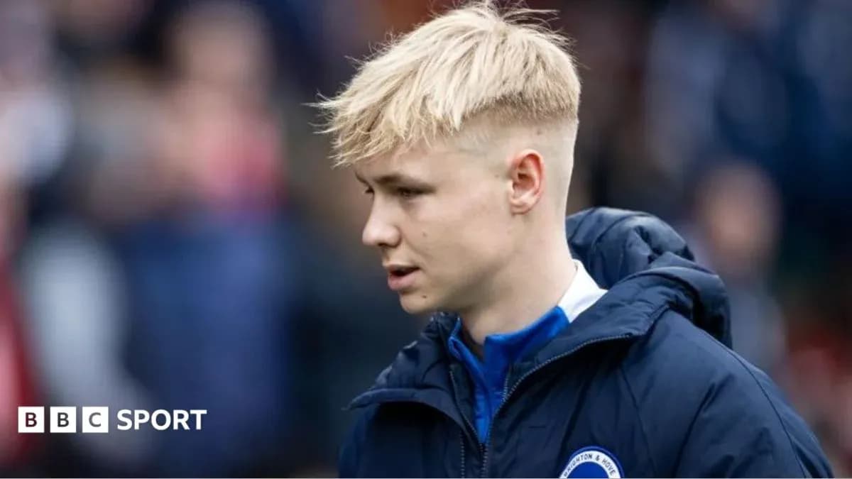 Jugador de Brighton caminando por el campo