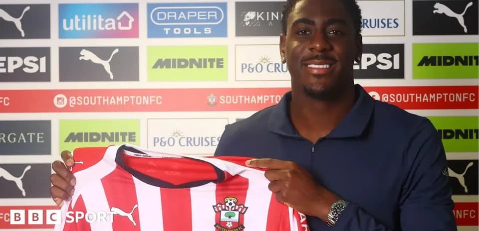 Jugador mostrando camiseta de Southampton FC en presentación