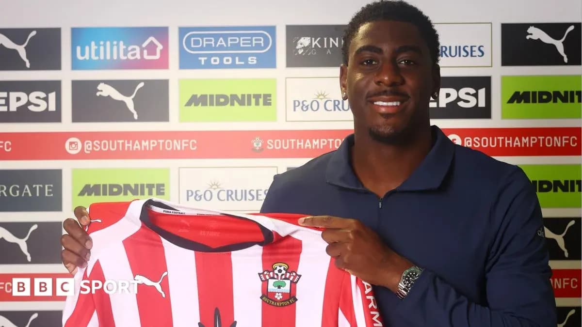 Jugador mostrando camiseta de Southampton FC en presentación