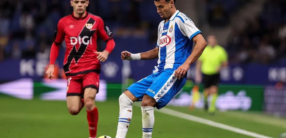 Jugadores de Rayo Vallecano y Espanyol en acción