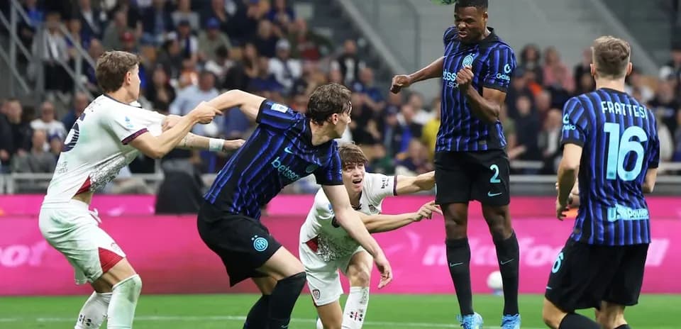 Cagliari e Inter luchando por el balón en el partido