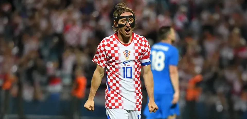 Jugador croata celebrando con máscara durante el partido