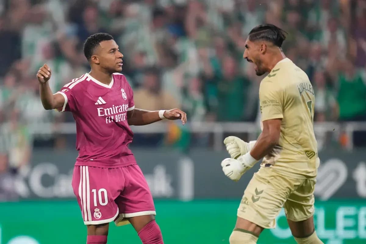 Jugador de Real Madrid celebrando con portero rival