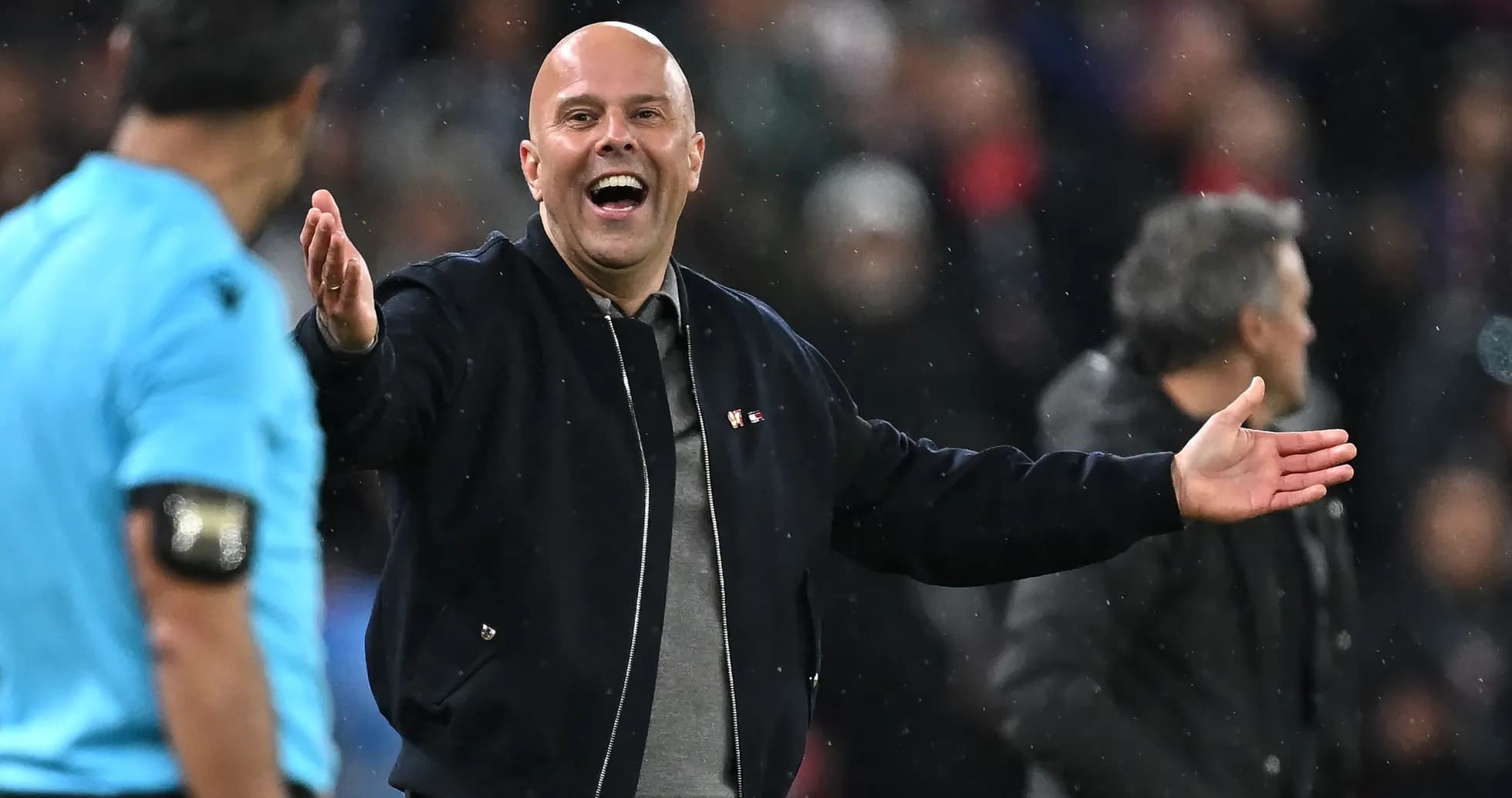 Entrenador gesticulando hacia el árbitro durante el partido