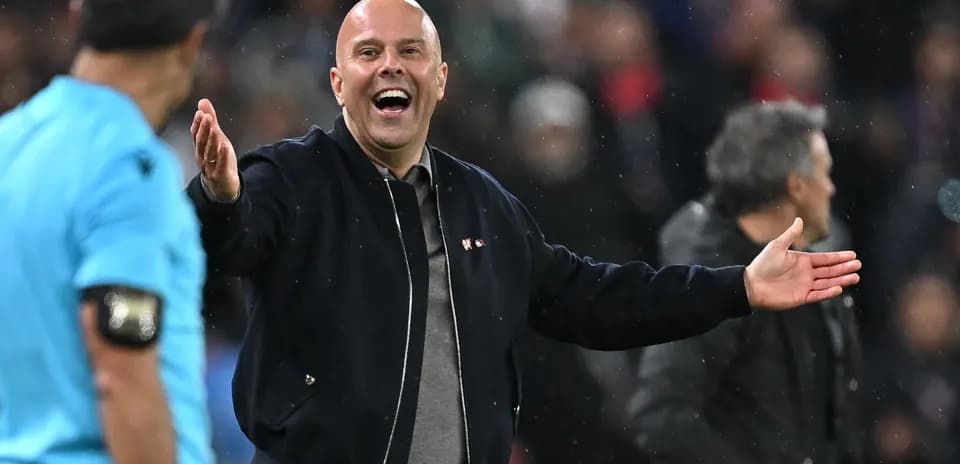 Entrenador gesticulando hacia el árbitro durante el partido