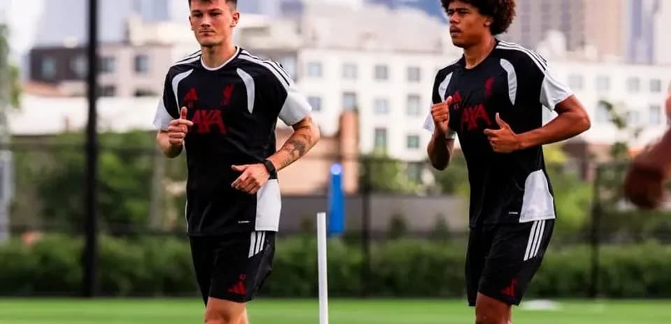 Jugadores de Liverpool corriendo durante sesión de entrenamiento
