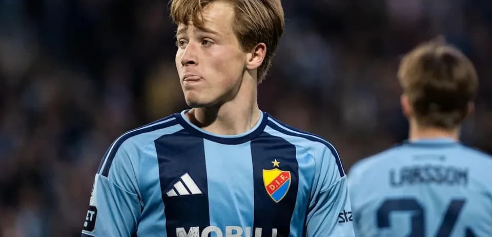 Jugador de fútbol con camiseta azul de D.I.F.