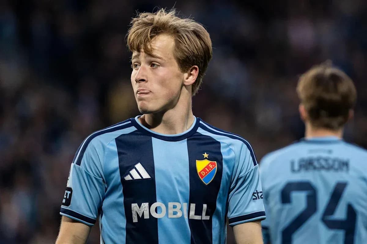 Jugador de fútbol con camiseta azul de D.I.F.