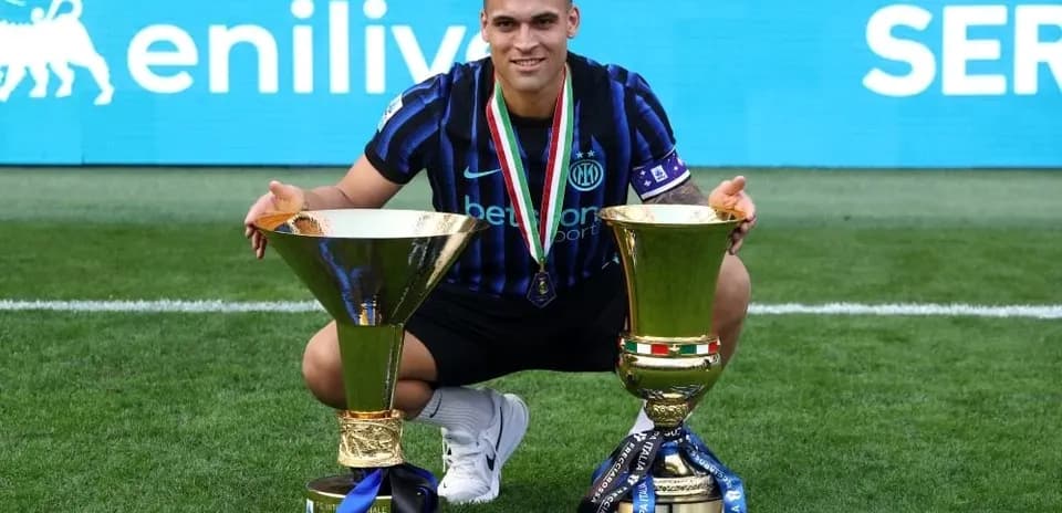 Jugador de Inter de Milán con dos trofeos en el campo