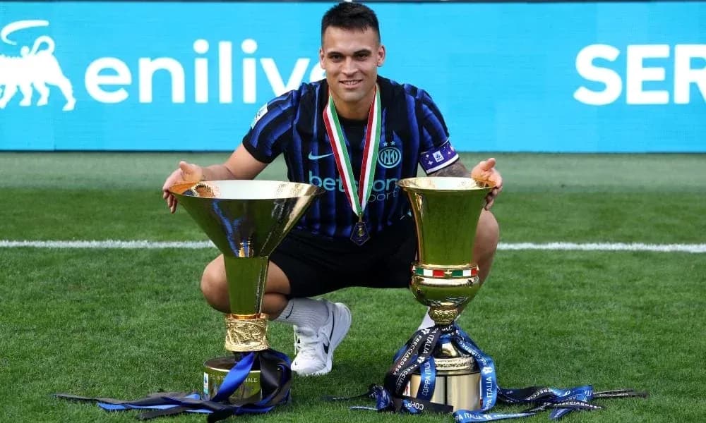 Jugador de Inter de Milán con dos trofeos en el campo