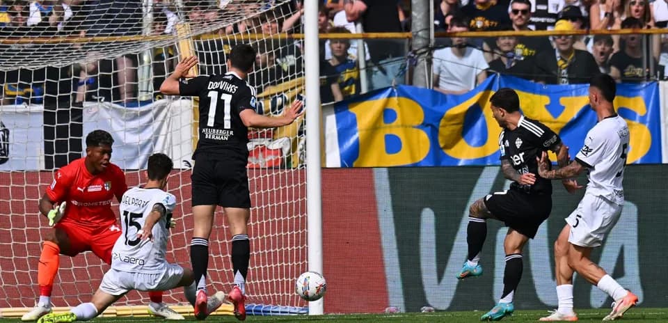 Jugador de Como intentando anotar contra Parma