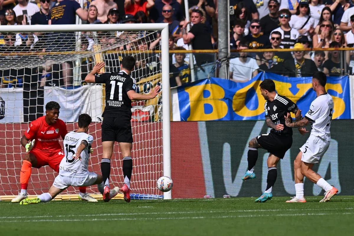 Jugador de Como intentando anotar contra Parma