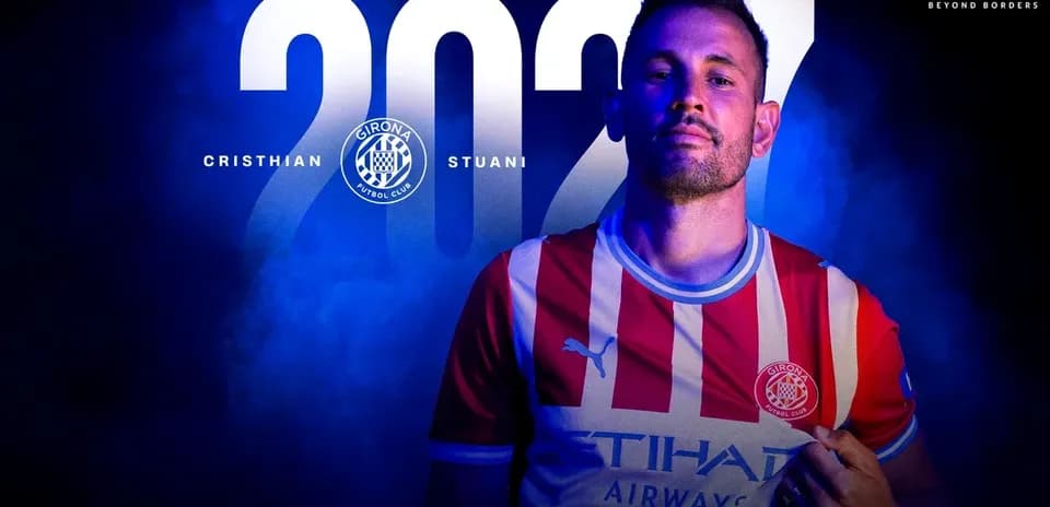 Cristian Stuani posando con camiseta de Girona FC