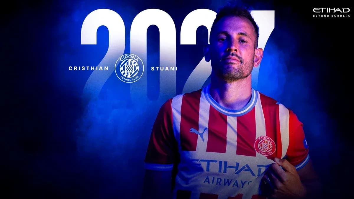 Cristian Stuani posando con camiseta de Girona FC