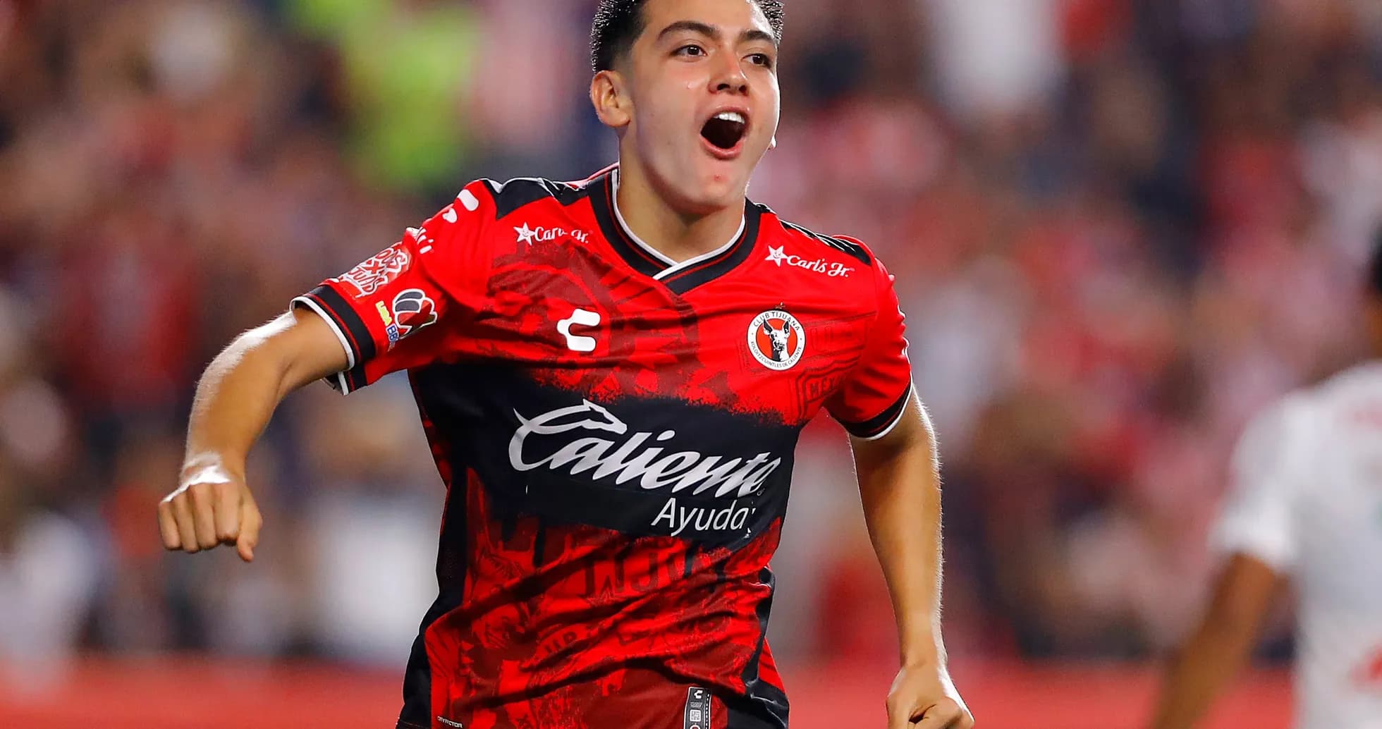 Jugador de Club Tijuana celebrando un gol