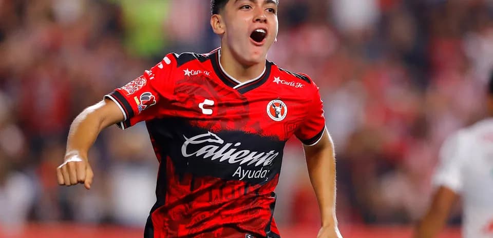 Jugador de Club Tijuana celebrando un gol