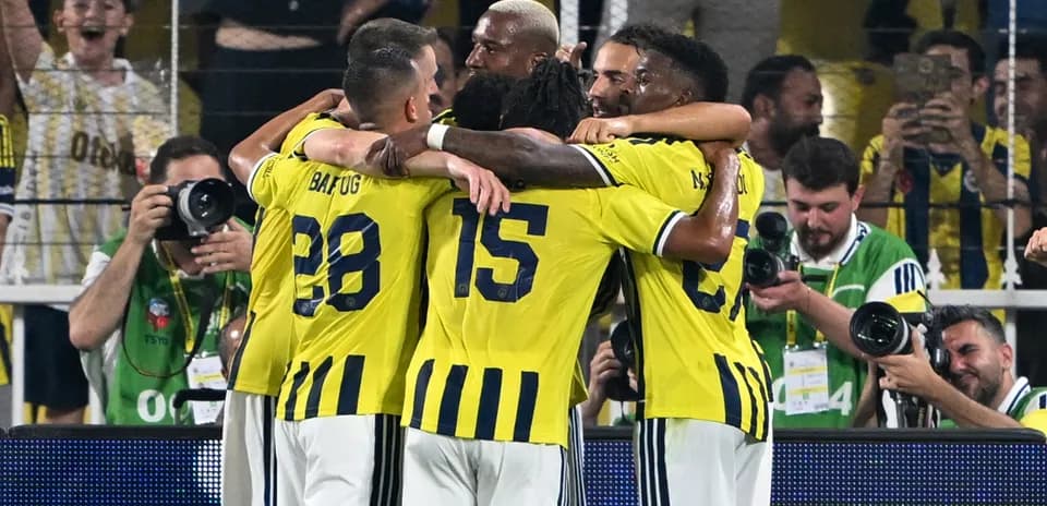 Jugadores de Fenerbahçe celebrando un gol