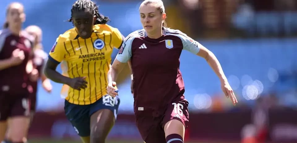 Jugadora de Aston Villa corriendo con el balón