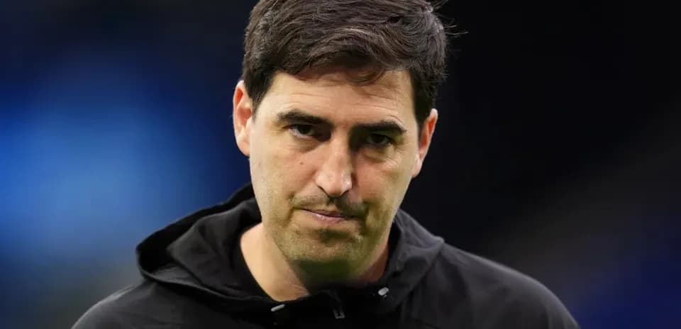 Entrenador en el campo antes del partido