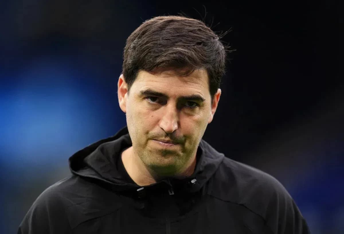 Entrenador en el campo antes del partido