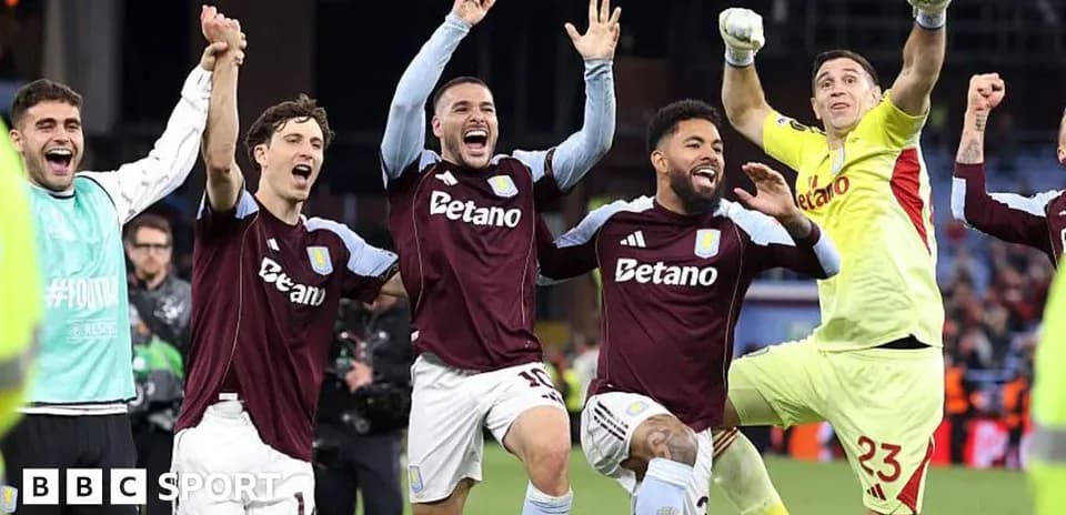 Jugadores de Aston Villa celebrando una victoria