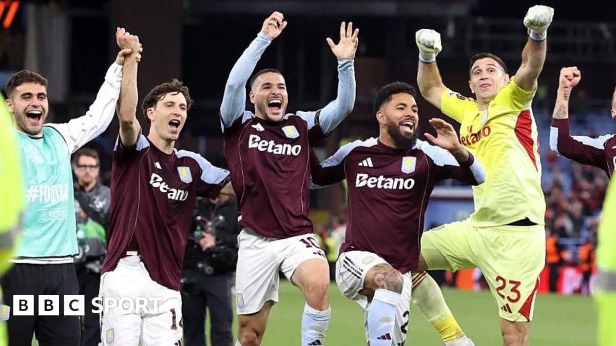 Jugadores de Aston Villa celebrando una victoria