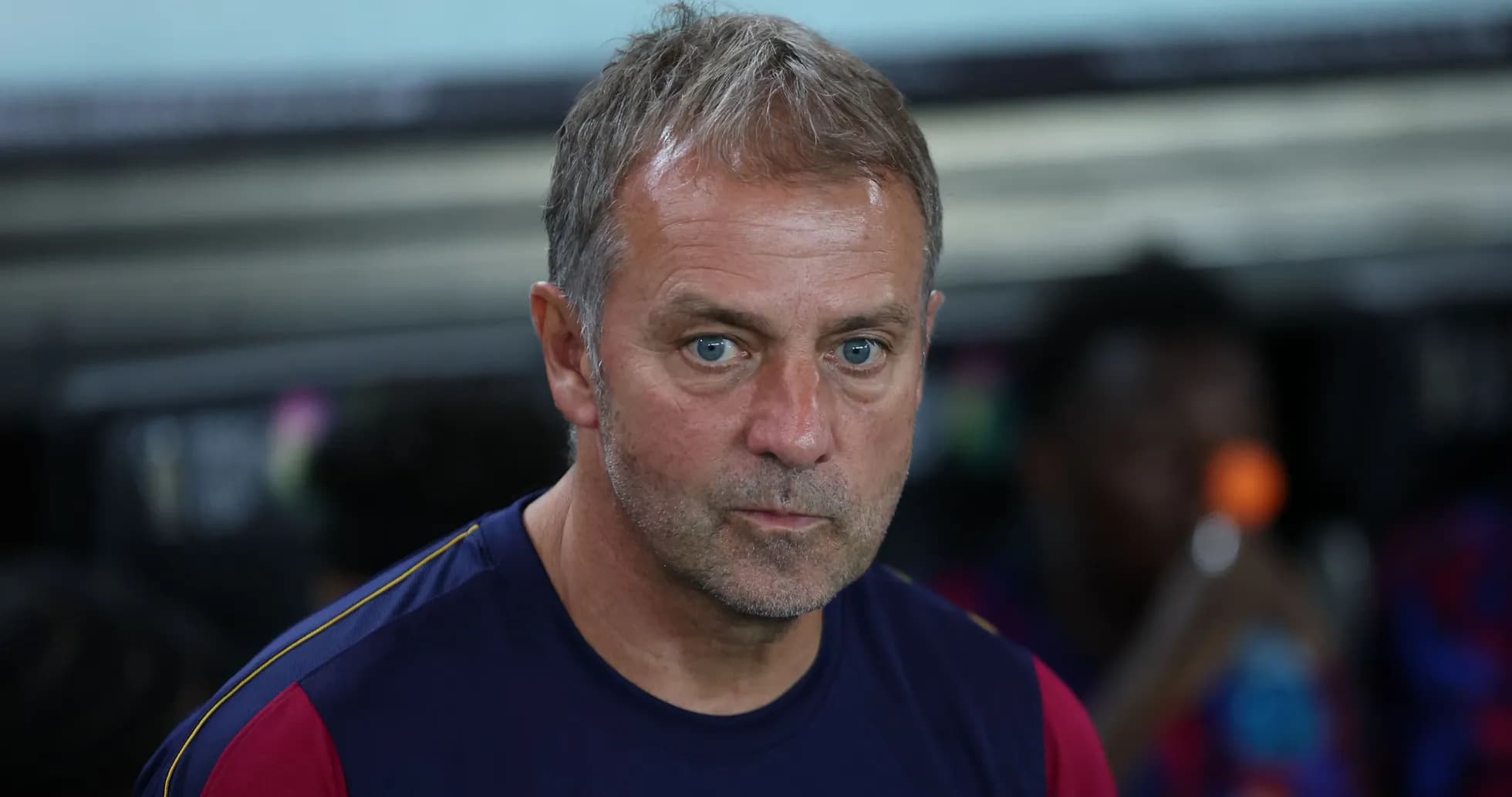 Entrenador observando desde el banquillo del equipo