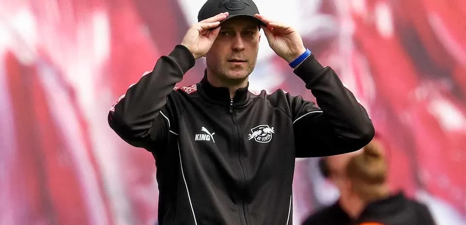 Entrenador ajustando su gorra en el campo