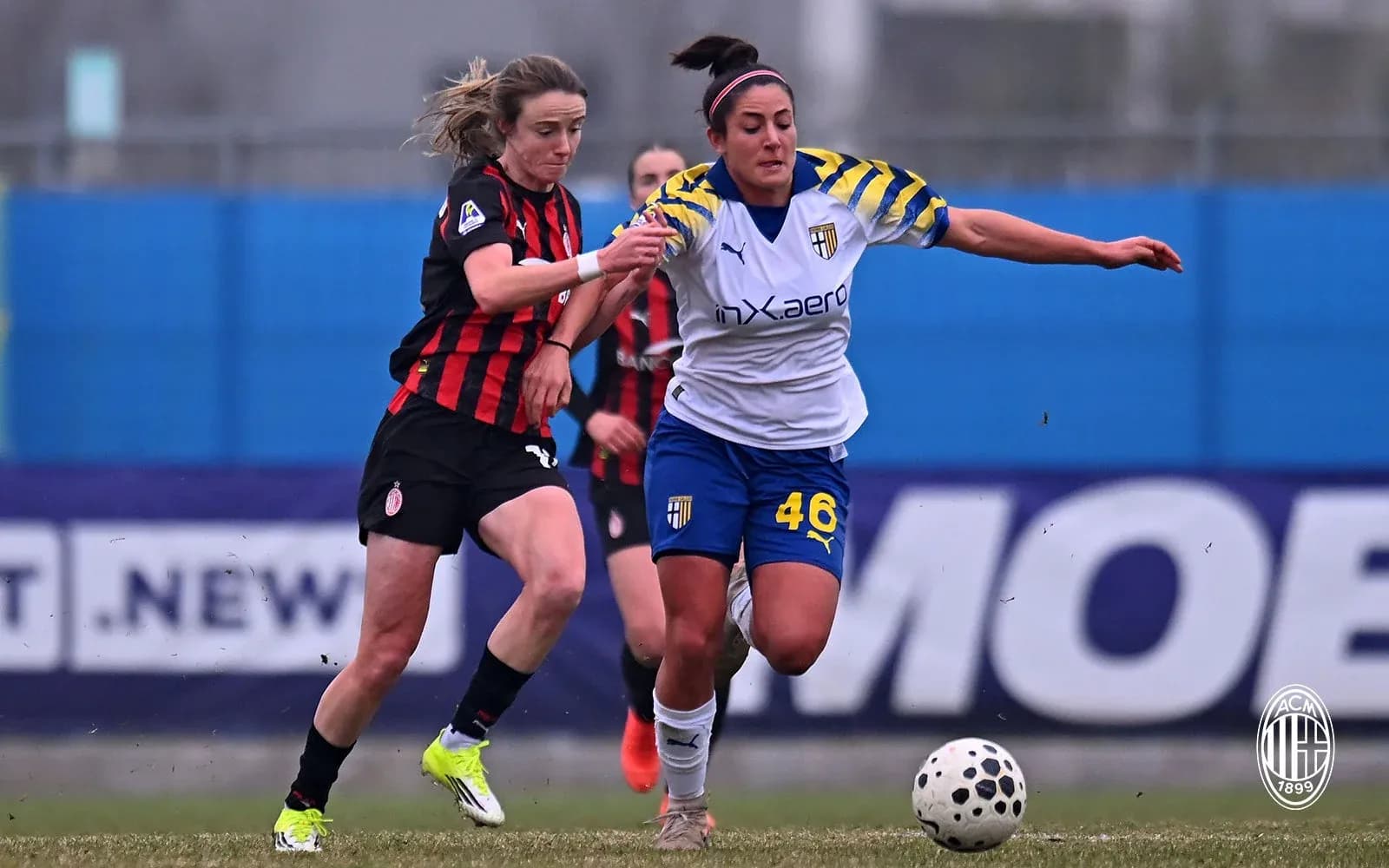 Jugadora de AC Milan y Parma en acción