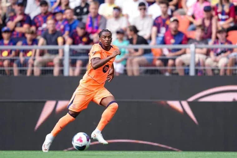 Jugador corriendo durante el partido en el campo