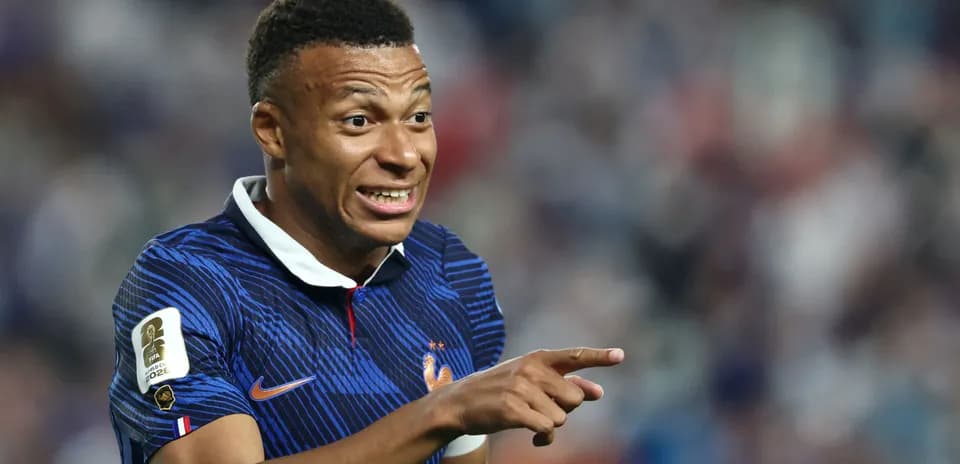 Jugador señalando durante un partido de fútbol