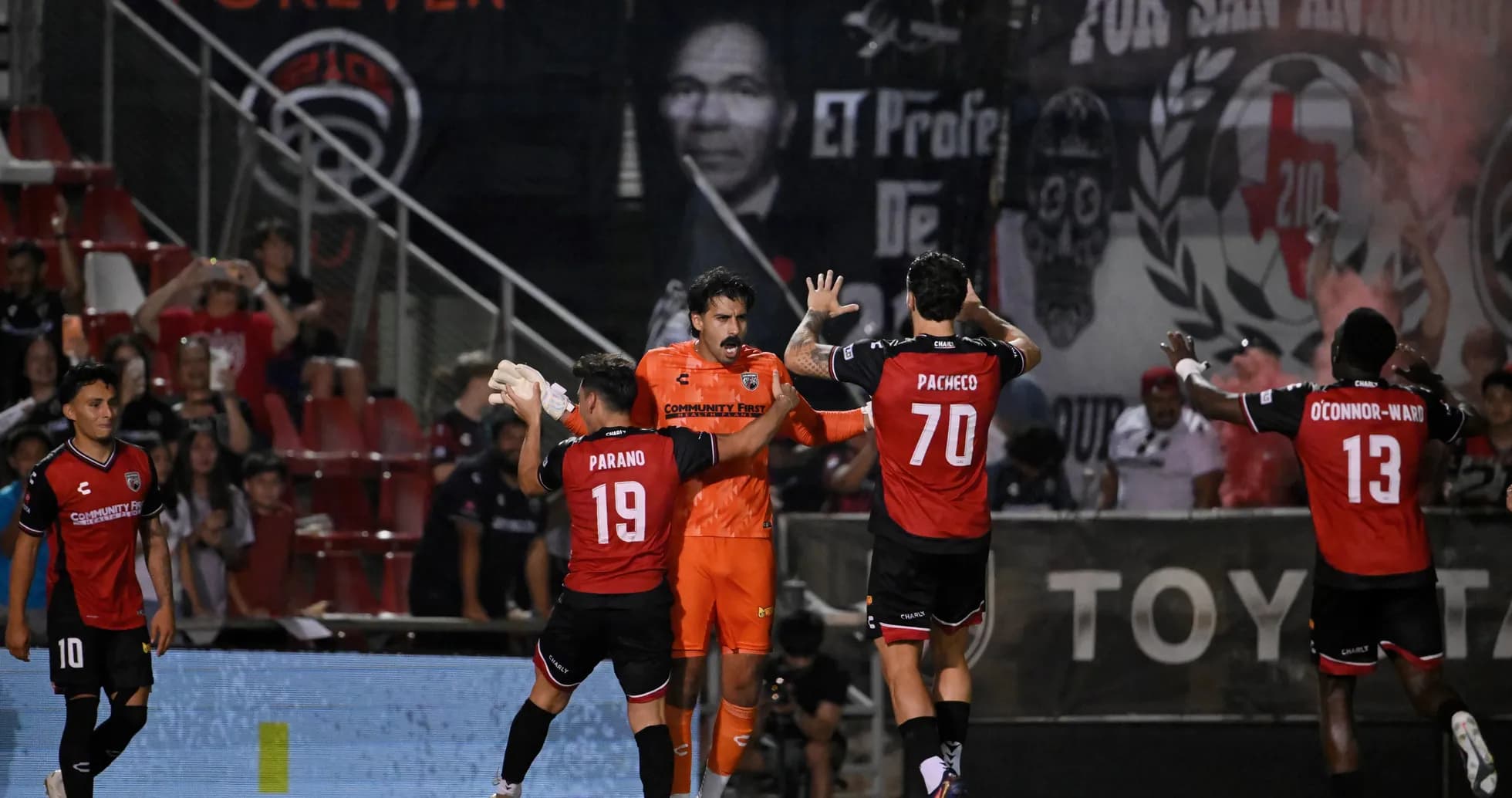 Jugadores de San Antonio celebrando en el partido