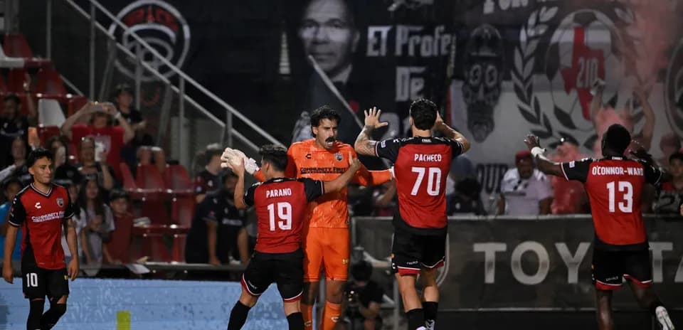 Jugadores de San Antonio celebrando en el partido