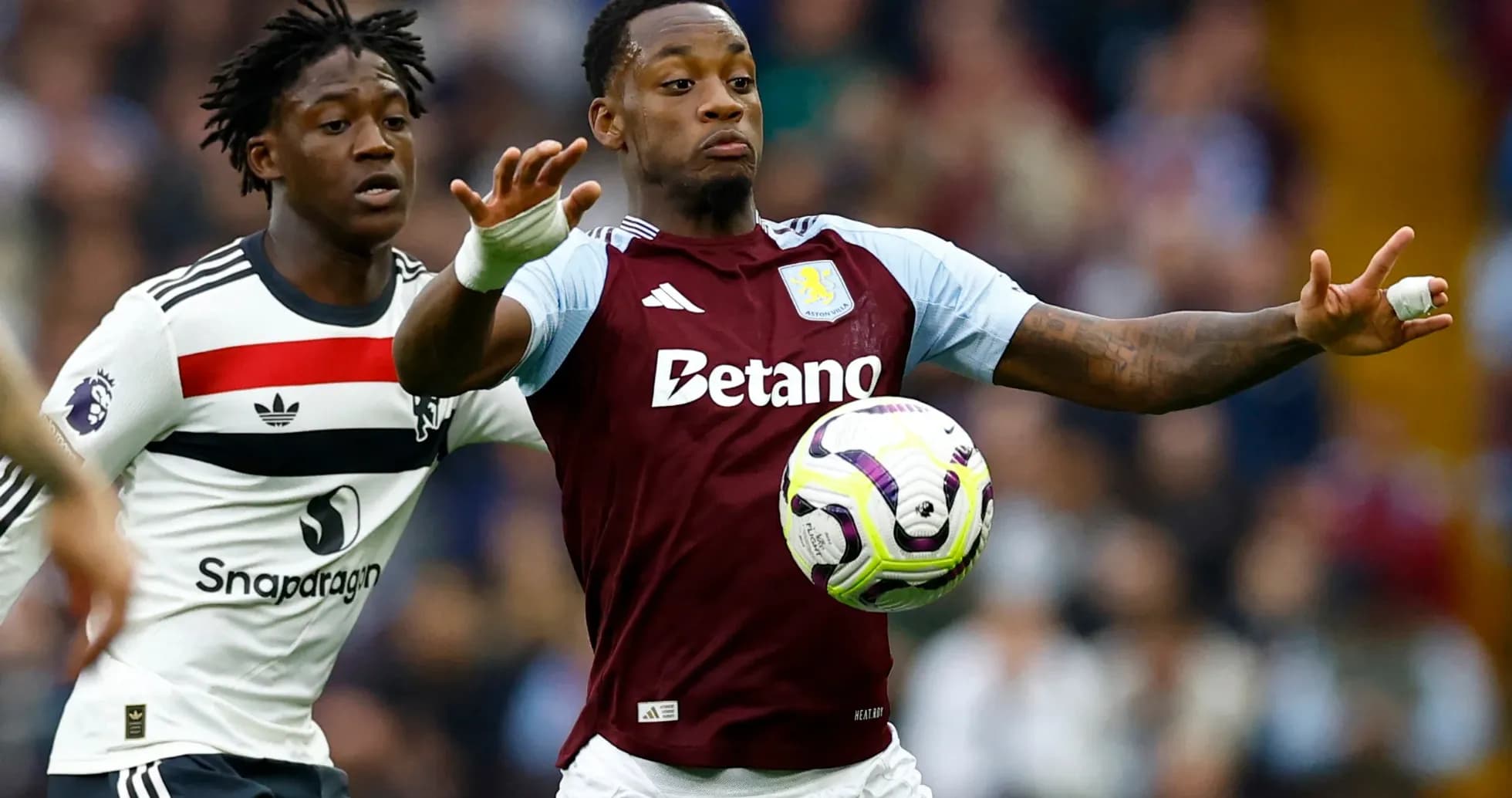 Jugador de Aston Villa luchando por el balón